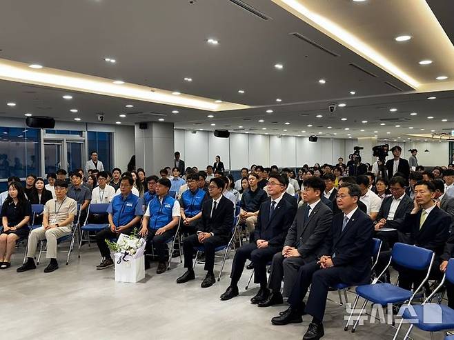 [서울=뉴시스] 심지혜 기자 = 배경훈 과학기술정보통신부 장관이 17일 오전 정부세종청사에서 장관 취임식을 앞두고 직원들과 함께 대기하고 있다. 2025.07.17. siming@newsis.com