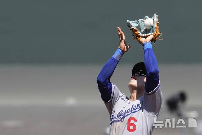 [샌프란시스코=AP/뉴시스] LA 다저스의 김혜성이 12일(현지 시간) 미 캘리포니아주 샌프란시스코 오라클 파크에서 열린 2025 메이저리그 샌프란시스코 자이언츠와의 경기 8회 말 뜬공 수비를 하고 있다. 김혜성은 4타수 1안타 1타점 2삼진을 기록했고 다저스는 2-1로 승리했다. 2025.07.13.