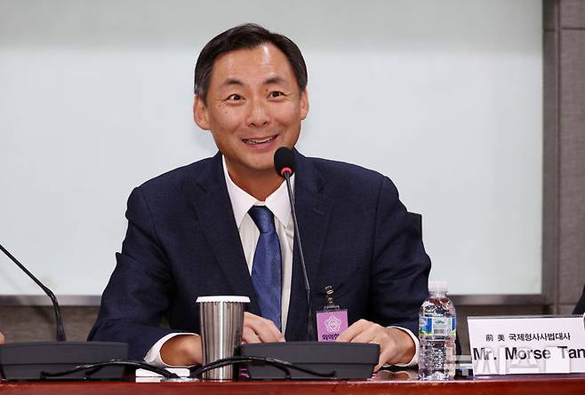 [서울=뉴시스] 조성우 기자 = 지난 3월6일 오전 서울 여의도 국회 의원회관에서 열린 대한민국 자유민주주의·법치주의 위기와 한미 자유동맹의 길 : 모스 탄 전 미국 국제형사사법 대사 초청 세미나에서 모스 탄 전 대사가 발언하고 있다. 2025.03.06. xconfind@newsis.com