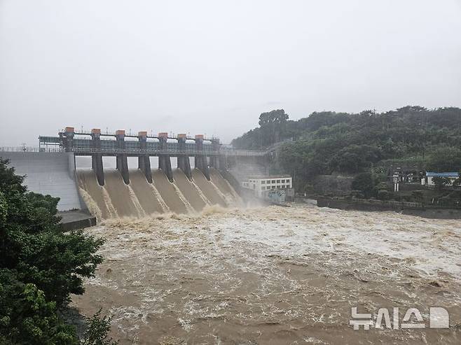 [괴산=뉴시스] 안성수 기자 = 17일 장맛비로 유입량이 늘어난 충북 괴산댐에서 초당 800t 이상의 물이 방류되고 있다. 2025.7.17. hugahn@newsis.com
