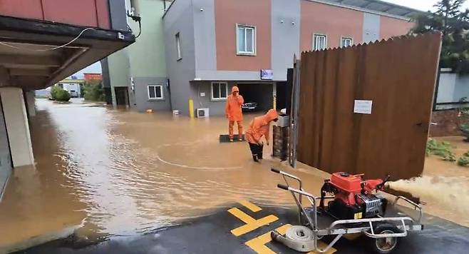 [나주=뉴시스] 17일 오전 전남 나주시 금천면 한 숙박업소에 물이 들어차 소방 당국이 배수 작업을 진행하고 있다. (사진=전남도소방 제공) 2025.07.17. photo@newsis.com *재판매 및 DB 금지