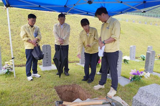[서울=뉴시스]  강윤진(오른쪽 두번째) 국가보훈부 차관이 지난 16일 경북 영천시 국립영천호국원을 찾아 묘역 배수 실태 현장점검을 하고 있다. (사진=국가보훈부 제공) 2025.07.17. photo@newsis.com *재판매 및 DB 금지