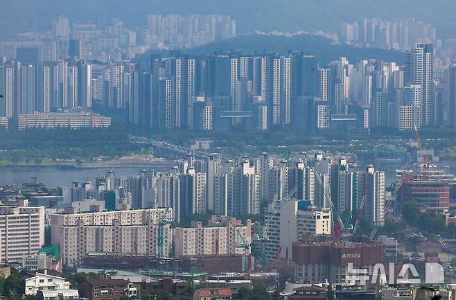 [서울=뉴시스] 정병혁 기자 = 27일 서울 중구 남산에서 서울시내 아파트가 보이고 있다. 2025.06.27. jhope@newsis.com