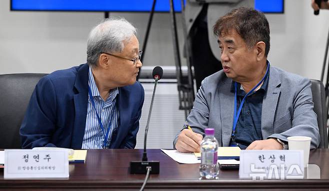 [서울=뉴시스] 추상철 기자 = 정연주 전 방송통신심의위원장이 윤석열 전 대통령의 해촉 처분에 불복해 낸 행정소송에서 승소했다. 사진은 정 전 위원장과 한상혁 전 위원장. (공동취재) 2025.07.16. photo@newsis.com