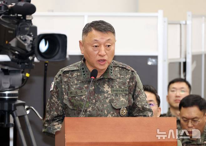 [서울=뉴시스] 고승민 기자 = 이승오 합참 작전본부장이 14일 서울 여의도 국회에서 열린 제420회국회(임시회) 제3차 윤석열 정부의 비상계엄 선포를 통한 내란 혐의 진상규명 국정조사특별위원회 전체회의에서 의원 질의에 답하고 있다. 2025.01.14. kkssmm99@newsis.com