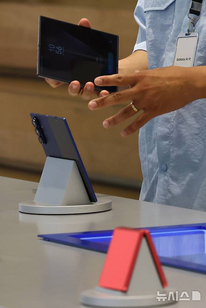 [서울=뉴시스] 박주성 기자 = 이동통신3사가 갤럭시 Z폴드·플립7의 사전판매에 일제히 돌입한 15일 서울 마포구 삼성스토어 홍대에서 시민들이 갤럭시 Z폴드를 둘러보고 있다. 2025.07.15. park7691@newsis.com