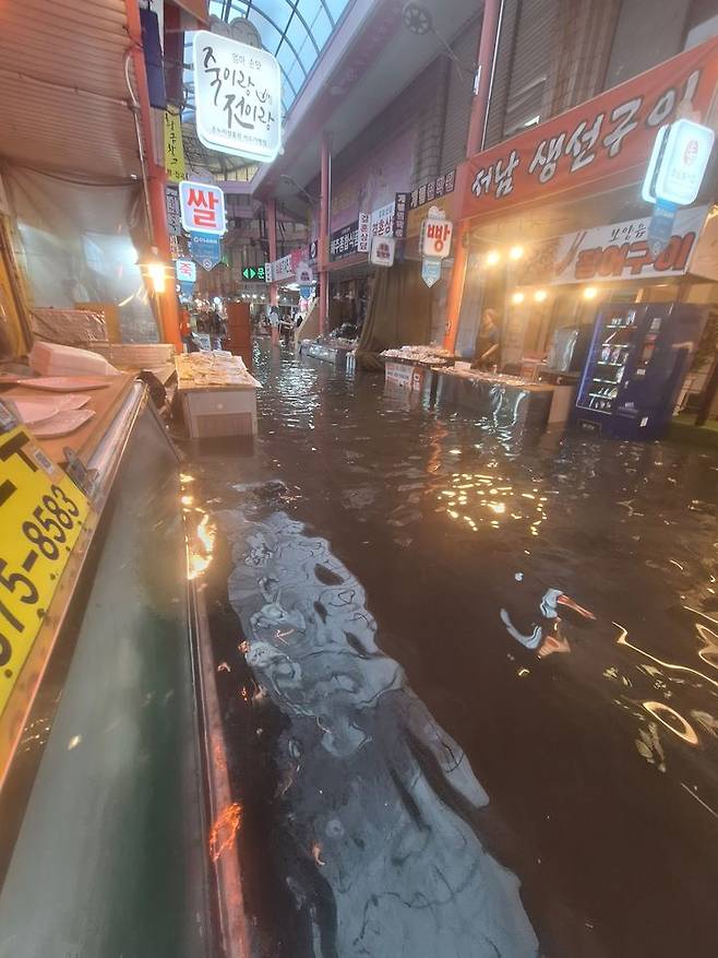 [대구=뉴시스] 이상제 기자 = 17일 대구 지역에 호우경보가 발효된 가운데 강하고 많은 비가 내리자, 하수구에서 물이 역류해 달서구 감삼동 서남시장을 덮쳤다. 2025.07.17. king@newsis.com  *재판매 및 DB 금지