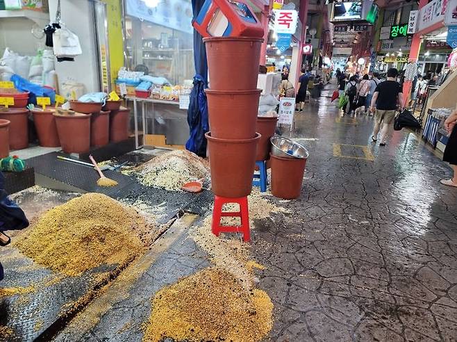 [대구=뉴시스] 이상제 기자 = 17일 대구 지역에 호우경보가 발효된 가운데 강하고 많은 비가 내리자, 하수구에서 물이 역류해 달서구 감삼동 서남시장을 덮쳤다. 2025.07.17. king@newsis.com  *재판매 및 DB 금지