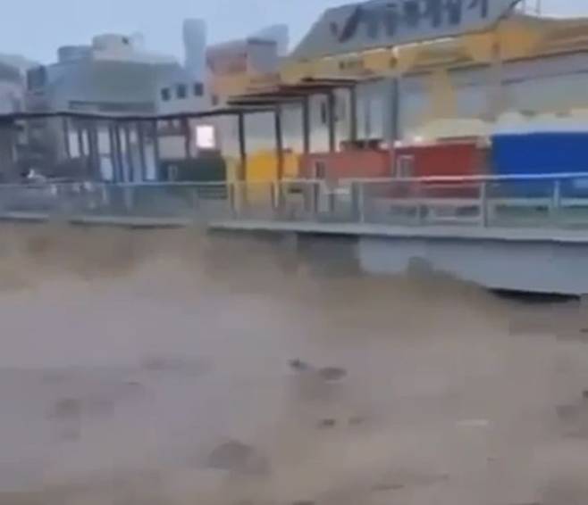 [광주=뉴시스] 17일 오후 광주 서구 양동 광주천이 폭우로 범람 직전 상태다. 인근 복개상가 상인들은 긴급 대피했다. (사진=독자제공) 2025.07.17. photo@newsis.com  *재판매 및 DB 금지