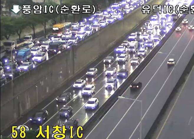 [광주=뉴시스] 17일 오후 광주 서구 서창동 제2순환도로가 퇴근길 정체를 빚고 있다. (사진 = 경찰청 도로 CCTV 갈무리) 2025.07.17. photo@newsis.com *재판매 및 DB 금지