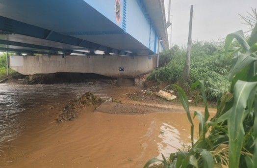 [예산=뉴시스] 국가하천 삽교천 우안제방 일부가 폭우로 누수 현상이 발생해 인근 주택과 농경지 등에 침수 피해가 발생했다. (사진=충남도 제공) 2025.07.17. photo@newsis.com *재판매 및 DB 금지