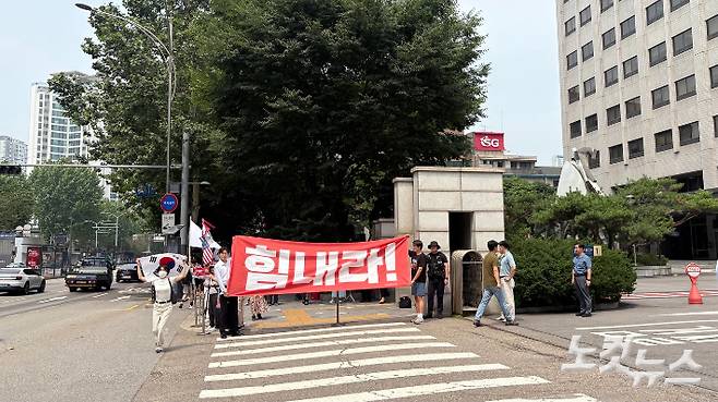 지난 7일 오후 서울 마포구 서울서부지법 정문 앞 지지자들이 '힘내라' 현수막을 펼쳐 응원을 준비하는 모습. 김수정 기자
