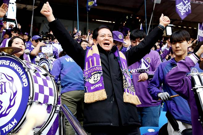 구단주인 최대호 안양시장이 FC안양을 응원하고 있는 모습. 최 시장 측 제공