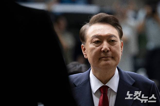 윤석열 전 대통령이 9일 오후 구속 전 피의자 심문(영장실질심사)을 받기 위해 서울 서초구 서울중앙지방법원으로 들어서고 있다. 사진공동취재단