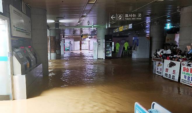 호우 특보가 발효된 17일 오후 광주 서구 마륵동 상무역사가 빗물에 잠겨 있다. 광주시 제공