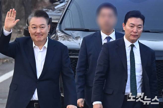 지난 3월 8일 서울구치소에서 나와 지지자들에게 인사를 하고 있는 윤석열 전 대통령과  김성훈 당시 경호처 차장(오른쪽). 황진환 기자