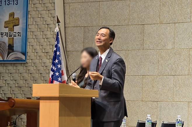 17일 오후 서울 은평구 진관동 은평제일교회에서 열린 예배에서 모스 탄(한국명 단현명) 미국 리버티대 교수가 설교하고 있다. 연합뉴스