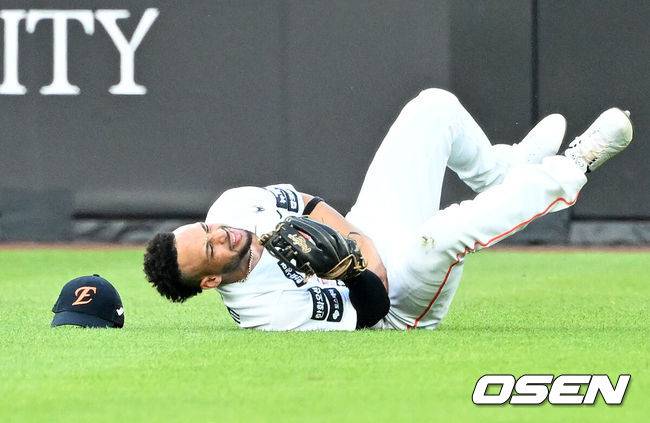 [OSEN=대전, 이대선 기자] 3회초 1사 한화 중견수 루이스 리베라토가 KIA 패트릭 위즈덤의 뜬공 타구를 잡아내고 있다. 2025.07.08 /sunday@osen.co.kr