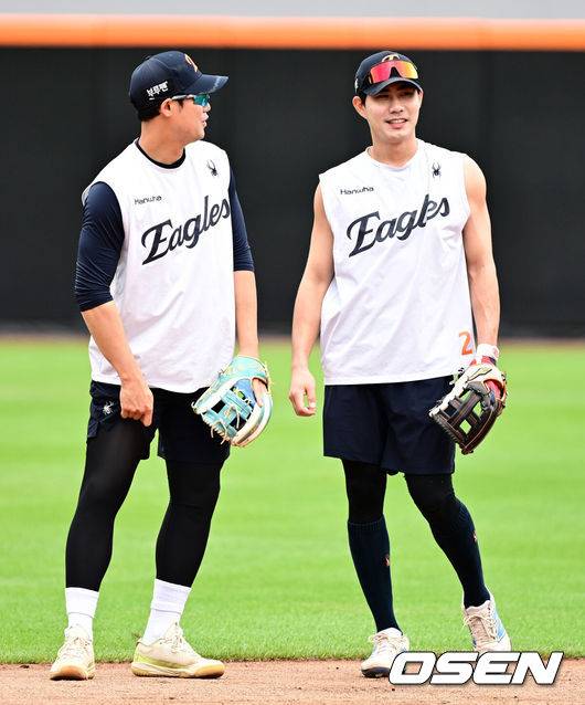 [OSEN=대전, 지형준 기자] 14일 대전 한화생명볼파크에서 2025 신한 SOL Bank KBO리그 한화 이글스와 LG 트윈스의 경기가 열렸다.LG가 40승 26패 1무(승률 .606)로 1위, 한화는 40승 27패(승률 .597)로 2위다. 0.5경기 차이다. 경기 결과에 따라 1위가 바뀔 수도 있다.&nbsp;이날 한화는 폰세, LG는 임찬규를 선발로 내세웠다.한화 하주석, 심우준이 경기에 앞서 훈련을 하고 있다. 2025.06.14 /jpnews@osen.co.kr