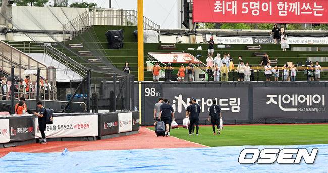 [OSEN=수원, 민경훈 기자] 17일 수원 KT위즈파크에서 ‘2025 신한 SOL Bank KBO리그’ KT 위즈와 한화 이글스의 경기가 열릴 예정이었으나 우천 취소됐다.이날 KT 위즈와 한화 이글스의 시즌 9번째 맞대결이 우천 취소됐다.&nbsp;이날 개시 예정이었던 5경기가 모두 우천으로 취소됐다.&nbsp;선수들이 퇴장하고 있다. 2025.07.13 / rumi@osen.co.kr