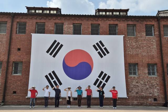 ▲(사)신지식장학회가 수도권과 전북의 대학생과 고교생을 대상으로 역사문화아카데미를 개최하고 역사탐방 프로그램에 참가할 장학생을 모집한다. 12주간 진행되는 이번 탐방에서는 왕의길을 따라 걸으면서 역사문화를 체험하는 것으로 우수 컨텐츠를 제작한 학생에게는 별도의 장학금이 주어진다. 사진은 서대문형무소 앞에서 기념촬영을 하는 (사)신지식장학회 이사들. ⓒ