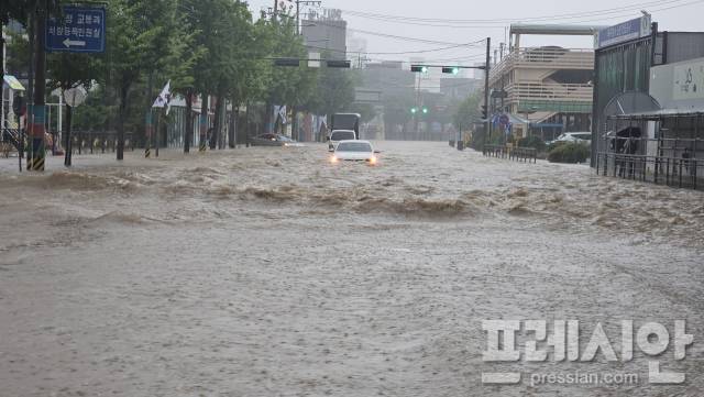 ▲광주 북구청 주차장 앞 도로 침수로 인해 차량이 멈춰서 있다. 2025.07.17ⓒ프레시안(백순선)
