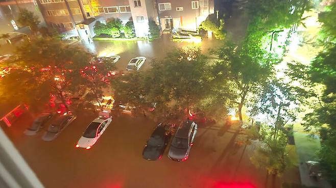 충남 서해안을 중심으로 강한 비가 내린 17일 새벽 충남 당진시 채운동의 한 아파트 단지가 폭우로 잠겨 있다. (사진=독자 제공, 연합뉴스)