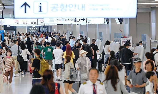 17일 서울 김포공항 국내선 터미널이 여행객들로 붐비고 있다.