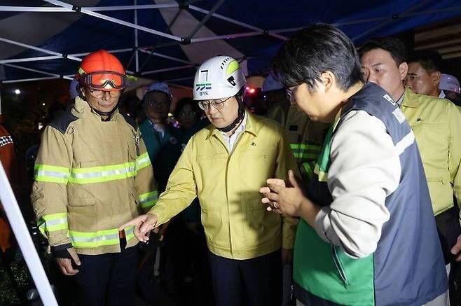김동연 경기도지사(왼쪽 두 번째)가 16일 오후 오산시 가장동 가장교차로 인근 옹벽 붕괴 사고 현장을 찾아 상황을 보고받고 있다. 경기도 제공