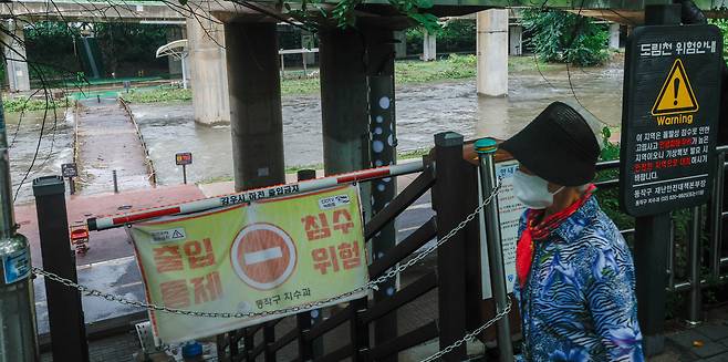 환경부 한강홍수통제소가 17일 오전 9시 20분부로 서울 관악구 신림동 도림천 신대방1교 지점에 홍수주의보를 발령한 가운데 신대방1교 부근 도림천이 범람해 산책로가 침수되어 있다.