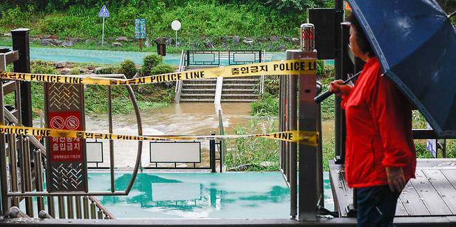중부지방을 중심으로 폭우가 쏟아진 17일 서울 은평구 불광천이 범람해 출입이 통제되고 있다.
