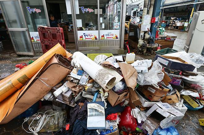 충청권을 중심으로 호우특보가 내려진 17일 충남 당진시 읍내동 당진전통시장에서 침수 피해를 본 상인들이 물품 등을 정리하고 있다.&nbsp; &nbsp; 뉴스1