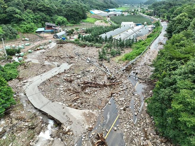 중부지방에 폭우가 내린 17일 산사태가 발생한 충남 예산군 봉산면 봉운로가 토사로 뒤덮여 있다. 예산=연합뉴스