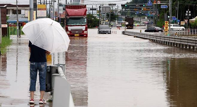 폭우가 쏟아진 17일 세종시 조치원읍 홍익대학교 세종캠퍼스 정문 인근 도로가 물에 잠겨 차량들이 침수돼 있다. 뉴시스