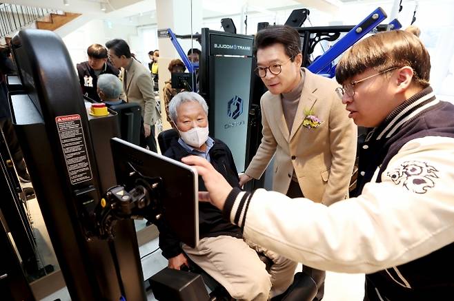 정원오(오른쪽 두 번째) 성동구청장이 ‘송정 스마트헬스케어센터’에서 건강운동관리사의 지도에 따라 근력 운동을 하는 어르신을 살펴보고 있다. 성동구 제공
