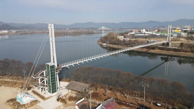 민선 8기 출범 3년을 맞은 강원 춘천시는 첨단산업을 중심으로 한 산업과 문화관광, 교통 등 전 분야에 걸쳐 도시 경쟁력을 다져 오고 있다. 사진은 지난해 12월 개통한 뒤 관광 명소로 부상하고 있는 의암호 출렁다리 ‘춘천 사이로 248’.   춘천시 제공
