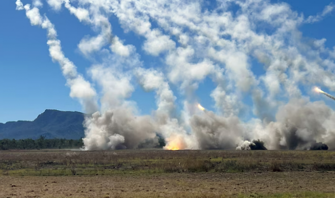 지난 14일 호주 퀸즐랜드주 숄워터 만에서 열린 탈리스만 세이버 2025’ 연합훈련에서 호주, 미국, 싱가포르군이 하이마스를 발사하고 있다. 로이터 연합뉴스