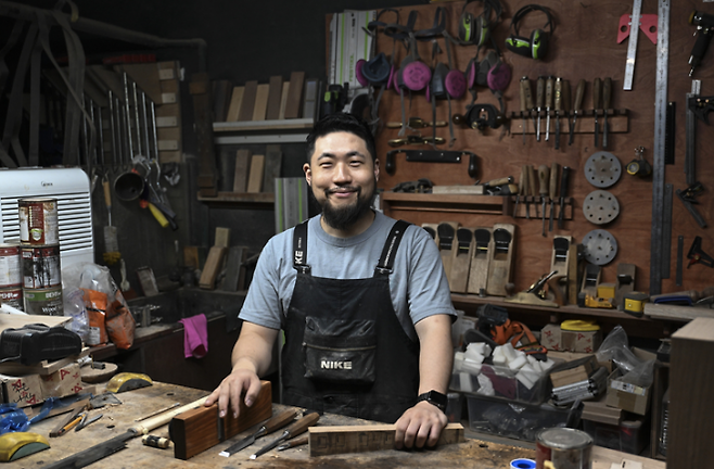 17일 서울 마포구 경의선 숲길에 있는 한 목공방에서 10년차 목수 이원규(35)씨가 서울신문과 인터뷰 하고 있다. 이지훈 기자