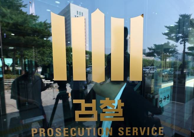 내란특검팀 사무실 있는 고검 들어가는 취재진 - 조은석 내란특검팀 사무실이 차려진 서울 서초구 고등검찰청에 취재진이 들어가고 있다. 조은석 내란특검팀은 17일 ‘북한 무인기 침투 작전은 김용현 전 국방부장관 지시’라는 진술을 확보했다. 북한 무인기 침투 작전이 윗선에 보고됐고, 지휘체계에 따라 이루어졌다는 진술이 나온 것은 이번이 처음이다. 뉴시스