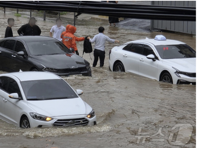 17일 오전 10시 10분을 기해 광주에 호우경보가 발령도는 등 폭우가 쏟아지고 있는 가운데 북구 용봉동 북구청 사거리 일대 침수로 차량에 고립된 시민들이 대피하고 있다. 광주 북구 제공