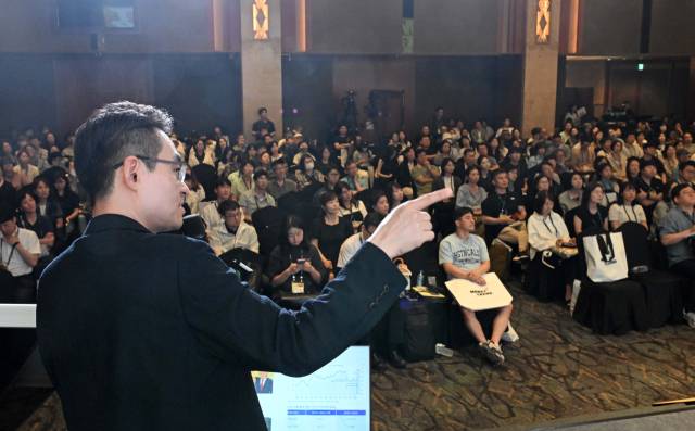 염승환 LS증권 이사가 16일 서울 중구 롯데호텔서울에서 열린 머니트렌드 2025에서 '한국 증시 재평가의 시간이 온다'를 주제로 강연하고 있다. 조태형 기자