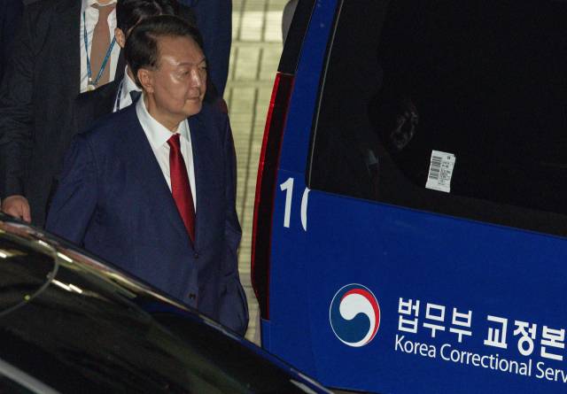 12·3 비상계엄과 관련해 특검의 수사를 받는 윤석열 전 대통령이 9일 서울 서초구 서울중앙지법에서 열린 구속 전 피의자 심문(영장실질심사)이 끝난 뒤 법원을 떠나고 있다. 사진공동취재단
