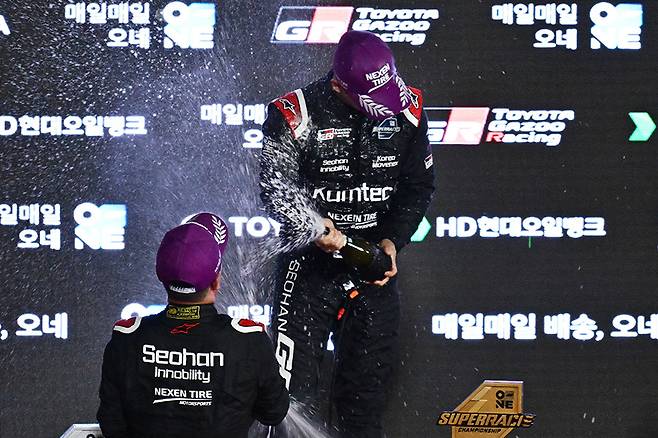 올 시즌 첫 승을 차지한 정의철이 포디엄 위에서 샴페인 세레머니를 하고 있다. 사진: 김학수 기자