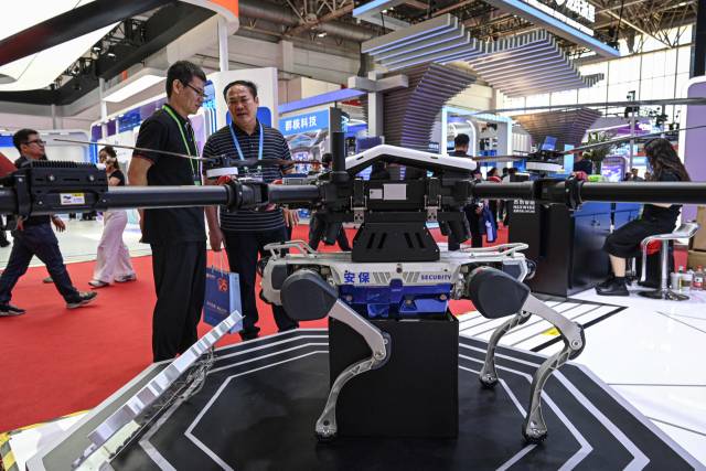 17일 베이징에서 열린 중국 국제공급망촉진박람회에 사람들이 부스에서 넥스와이즈 비행 로봇 개를 바라보고 있다. AFP연합