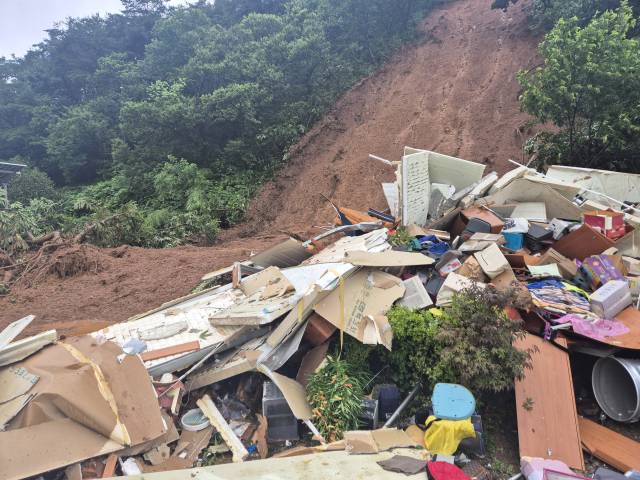 부지방에 폭우가 쏟아진 17일 오전 충남 청양군 대치면 일대에 산사태가 발생해 민가가 피해를 보았다. 사진은 현장 모습. 연합뉴스