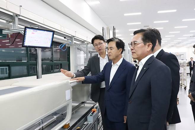 16일 천안의 의료기기 제조업체 세라젬에 방문해 의료기기 제조공정을 살펴보고 있다. ⓒ시사저널