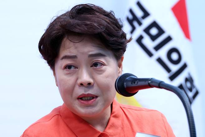 윤희숙 국민의힘 혁신위원장이 전날 서울 여의도 중앙당사에서 열린 기자간담회에서 나경원·윤상현·장동혁·송언석 의원에게 스스로 거취를 밝힐 것을 요구하고 있다. ⓒ연합뉴스