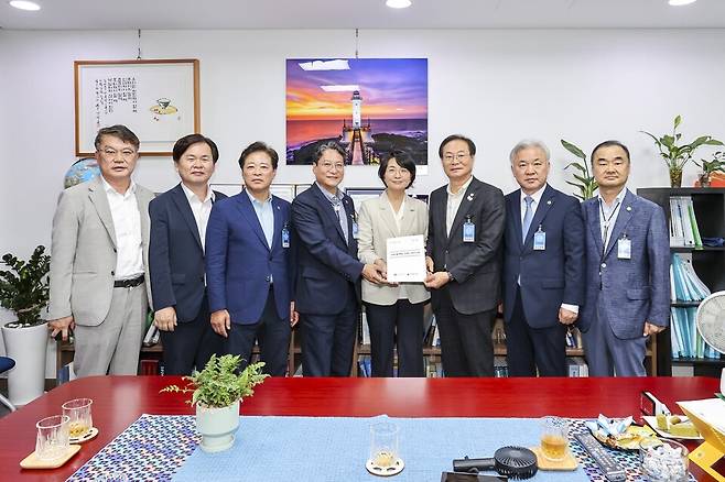 경상북도의회 최병준 산불대책특위위원장을 비롯해 위원들이 국회 산붛피해지원대책특위를 방문해 피해보상 및 특별법 제정지원을 촉구하는 서한을 전달했다ⓒ경북도의회