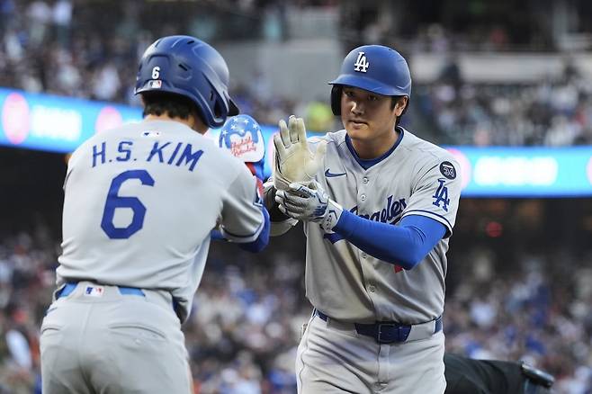 다저스 김혜성(왼쪽)이 슈퍼스타 오타니 쇼헤이와 세리머니를 펼치고 있다. 샌프란시스코(미 캘리포니아주)｜AP뉴시스