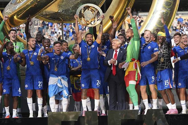 2025 FIFA 클럽월드컵이 미국에서 성황리에 막을 내리자 벌써부터 2029년 대회 개최지에 관심이 쏠리고 있다. 스페인 매체 ‘마르카’는 브라질이 인프라, 국민들의 축구 열정, 상징성을 어필하며 유치전에서 앞서나가고 있다고 보도했다. AP뉴시스